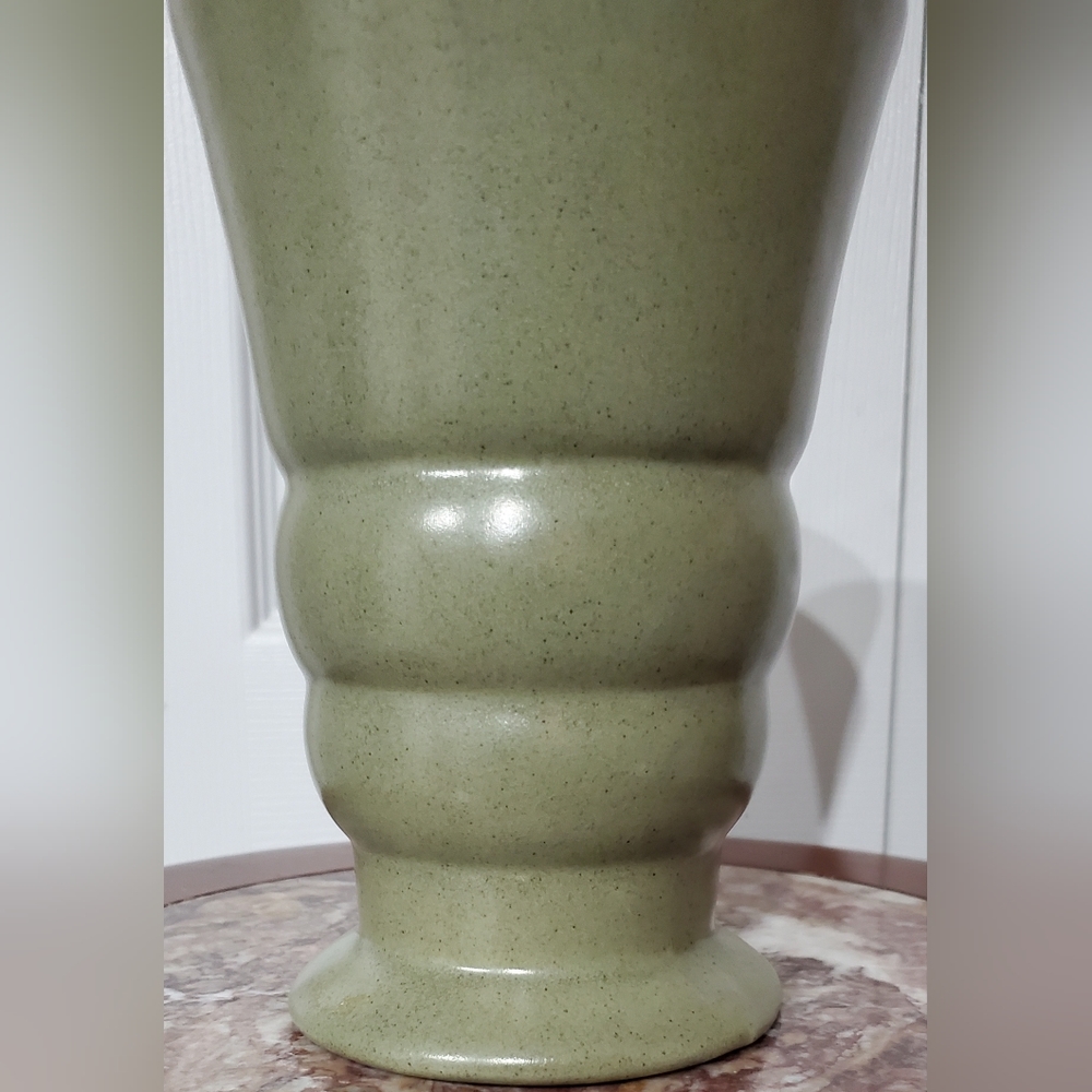 Vntg 8 1/4" Green Pottery Vase - Picture 7 of 8